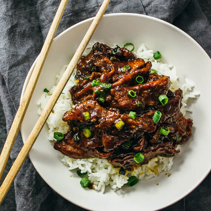 plato de carne estilo mongol con palillos